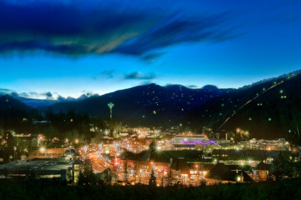 This image has an empty alt attribute; its file name is downtown-gatlinburg-city-lights.jpg